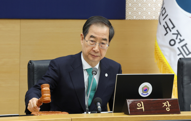 한덕수 국무총리가 14일 오전 세종시 정부세종청사에서 서울청사와 영상으로 연결해 열린 국무회의를 주재하고 있다. 2023.3.14 kjhpress@yna.co.kr (끝)