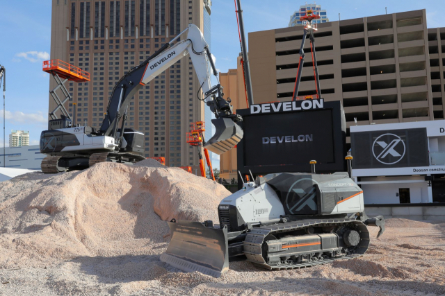 운전석이 없는 디벨론(DEVELON) 굴착기와 도저(dozer).