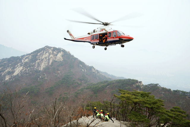 구조작업 벌이는 경기도소방재난본부. 사진 제공=경기도소방재난본부