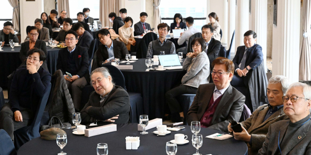 아태식(앞줄 맨 오른쪽) 한국과학기술단체총연합회장 등 60여 명의 청중들이 토크콘서트를 경청하며 수시로 토론에 참여하고 있다.