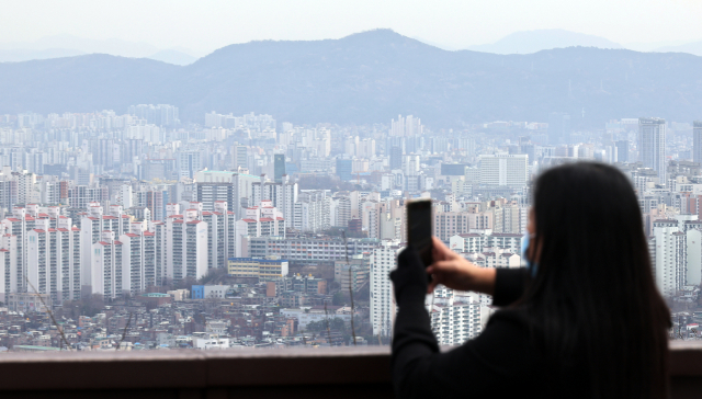 14일 남산 산책로에서 바라본 서울 시내/연합뉴스