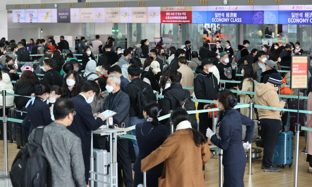 1일 오전 인천국제공항 제1여객터미널 출국장이 탑승수속을 기다리는 승객들로 붐비고 있다. 연합뉴스