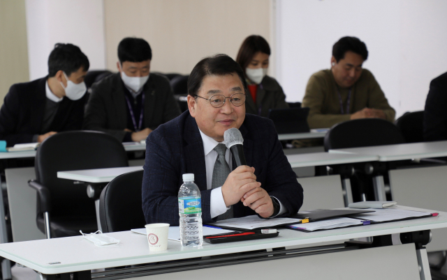 박성효 소상공인시장진흥공단 이사장이 13일 개최한 메타버스 소통간담회 ‘소진공100’에서 직원 질문에 답변하고 있다. 사진 제공=소진공