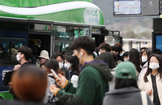 마스크를 쓴 시민들이 15일 오전 서울 시내의 한 정류장에서 버스를 기다리고 있다. 연합뉴스