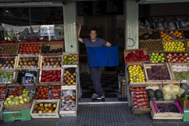 14일(현지 시간) 아르헨티나 부에노스 아이레스에 있는 한 상점에서 점주가 손님을 기다리고 있다. AP연합뉴스