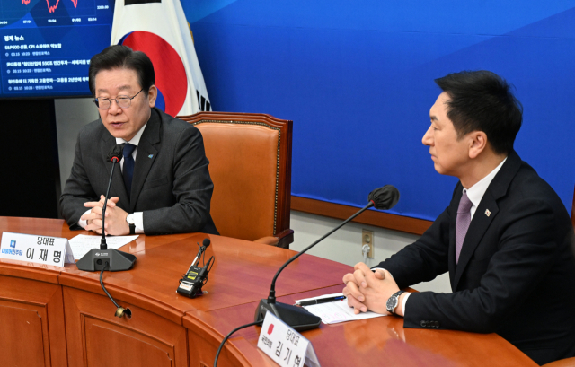 이재명 더불어민주당 대표가 15일 서울 여의도 국회 더불어민주당 대표회의실에서 김기현 국민의힘 대표를 접견하며 모두발언을 하고 있다.