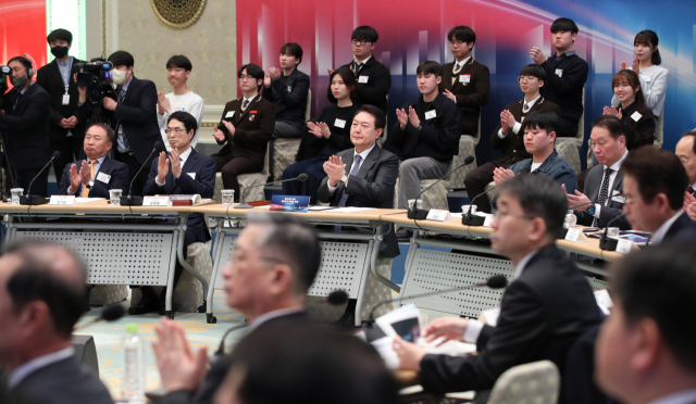 윤석열 대통령이 15일 청와대 영빈관에서 열린 제14차 비상경제민생회의에서 국가첨단산업 육성 전략을 보고받은 뒤 박수를 치고 있다. 연합뉴스