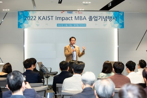 최태원 SK 회장이 지난해 12월 서울 광진구 워커힐호텔에서 열린 ‘임팩트 MBA(옛 SE MBA)’ 졸업생 간담회에서 축사를 하고 있다. 사진 제공=SK