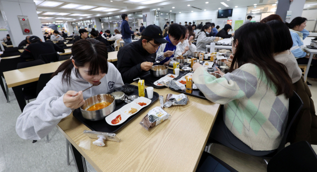 15일 서울 동대문구 경희대 푸른솔문화관 식당에서 학생들이 무료로 아침 식사를 하고 있다. 고물가로 부담이 커지자 경희대 총학생회는 매일 100명에게 제공되던 ‘천 원의 아침밥’에서 더 나아가 이날 ‘무료 아침밥’ 행사를 진행했다. 연합뉴스