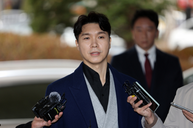 방송인 박수홍이 15일 오후 서울서부지방법원에서 횡령 혐의로 구속기소 된 친형의 속행공판에 증인으로 출석하며 입장을 발표하고 있다. 연합뉴스