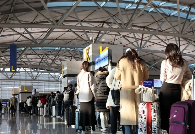 지난달 23일 인천국제공항 제1터미널에서 일본 나고야로 떠나는 여행객들이 탑승수속 줄을 서고 있다. 인천=연합뉴스