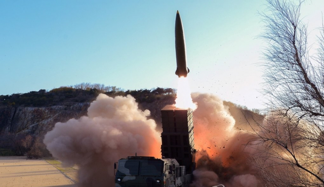 북한이 지난 14일 황해남도 장연에서 단거리탄도미사일(SRBM)을 발사하는 모습. /조선중앙통신 연한뉴스