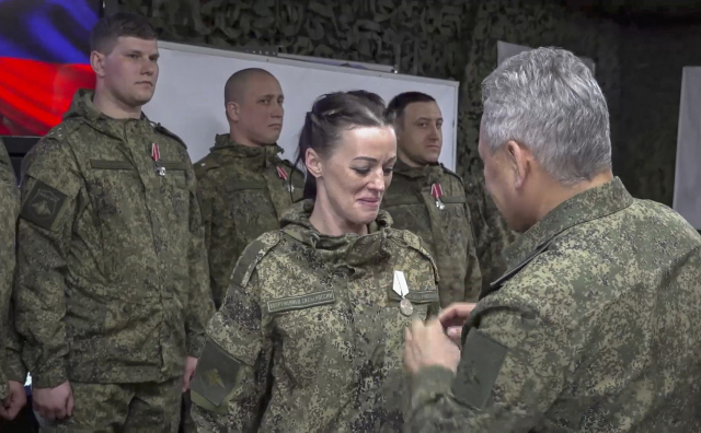 세르게이 쇼이구 러시아 국방장관(오른쪽)이 지난 4일 우크라이나 도네츠크주 전선의 한 부대를 방문해 여성 군인을 격려하고 있다. /EPA 연합뉴스