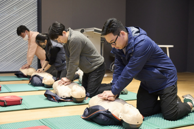 서울 마곡에 위치한 넥센중앙연구소 '더넥센유니버시티'에서 넥센타이어 임직원들이 응급처치 교육을 받고 있다./사진제공=넥센타이어