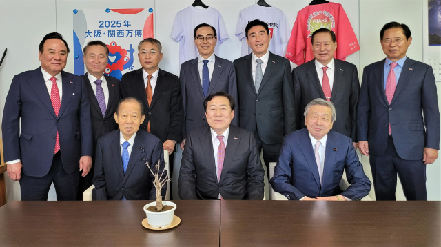 16일 일본 도쿄의 자유민주당 당사에서 니카이 도시히로(앞줄 왼쪽부터) 중의원, 김기문 중기중앙회장, 하야시 모토오 중의원 등이 교류 활성화를 논의한 후 기념 촬영을 하고있다. 사진 제공=중기중앙회