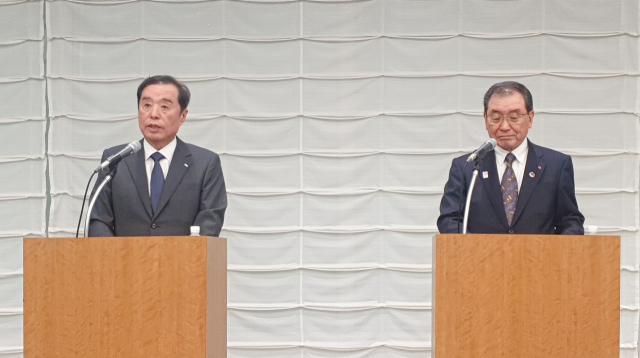 김병준(왼쪽) 전경련 회장 직무대행과 도쿠라 마사카즈 게이단렌 회장이 16일 일본 도쿄 게이단렌회관에서 ‘한일 일한 미래파트너십 선언’을 발표하고 있다. 사진 제공=전경련