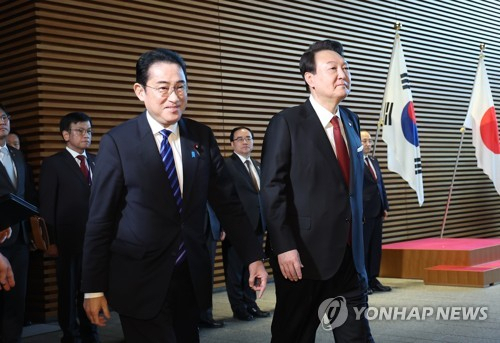 1박2일 일정으로 일본을 방문한 윤석열 대통령이 16일 오후 일본 도쿄 총리 관저에서 기시다 후미오 일본 총리와 의장대 사열을 마치고 소인수 회담장으로 향하고 있다. 연합뉴스