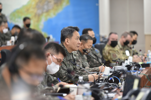 김승겸 합참의장이 연합지상구성군사령부 지휘소를 방문하여 FS 연습상황을 점검하고 있다/ 사진제공=합참