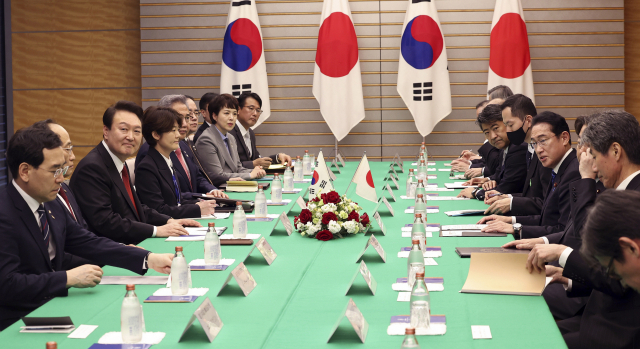 16일 일본 도쿄 관저에서 윤석열 대통령과 기시다 후미오 일본 총리를 포함한 양국 정부 관계자들이 참석한 한일 확대 정상회담이 진행되고 있다. 도쿄=연합뉴스