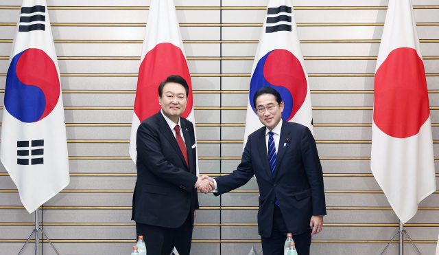 1박2일 일정으로 일본을 방문한 윤석열 대통령이 16일 오후 일본 도쿄 총리 관저에서 기시다 후미오 일본 총리와 한일 확대정상회담에 앞서 기념촬영을 하며 악수하고 있다. 연합뉴스