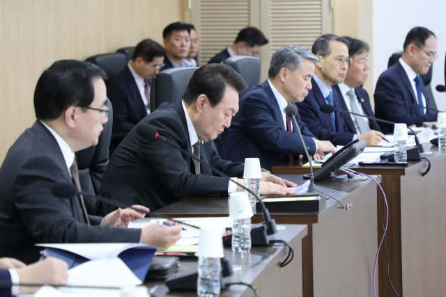 윤석열 대통령이 16일 일본으로 출발하기 전 서울 용산 대통령실 청사 지하 국가위기관리센터에서 열린 긴급 국가안전보장회의(NSC) 상임위원회에 참석해 보고를 받고 있다. / 사진제공=대통령실