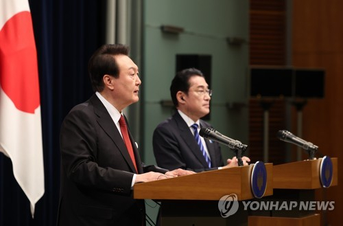 1박2일 일정으로 일본을 방문한 윤석열 대통령이 16일 오후 일본 도쿄 총리 관저에서 기시다 후미오 일본 총리와 한일 확대정상회담을 마친 뒤 공동 기자회견에서 발언하고 있다. 연합뉴스