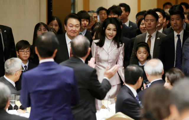 윤석열 대통령과 김건희 여사가 16일 도쿄의 한 호텔에서 열린 재일동포 오찬 간담회에 입장하고 있다. 연합뉴스