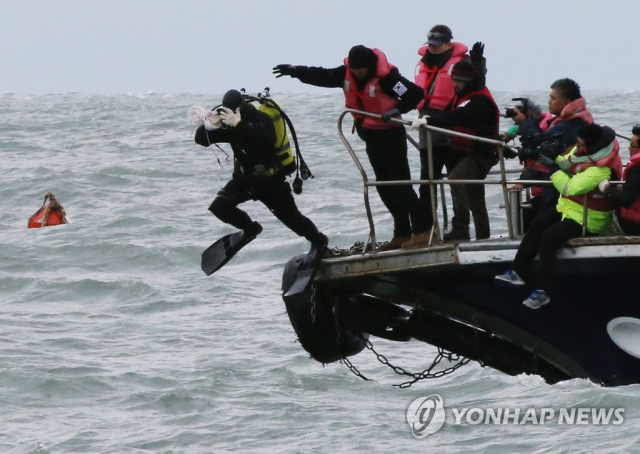 2015년 11월 오전 전남 진도군 세월호 침몰 해역에서 잠수사가 세월호가 침몰해 있는 바다로 뛰어들고 있다. 연합뉴스