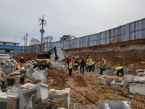 충남 천안시 서북구 직산읍 한 초등학교 부근 공사장에서 옹벽이 무너지는 사고가 발생했다. 사진제공=연합뉴스