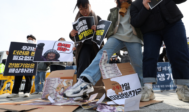 16일 오후 서울 용산 대통령실 앞에서 ‘2015 한일합의 파기를 위한 대학생 공동행동’ 관계자들이 일제 강제징용 피해배상 문제와 관련해 양국 재계가 조성하기로 한 ‘미래청년기금’ 거부 입장 발표 기자회견을 마친 뒤 퍼포먼스를 하고 있다. 연합뉴스