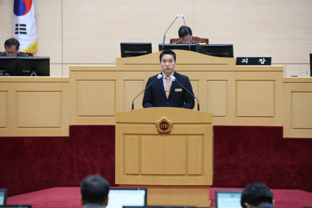 박선준 전남도의원(더불어민주당·고흥2)이 전남도의회 본회의장에서 ‘농어업용 면세유 일몰 규정 폐지 촉구 건의안’을 대표 발의하고 있다. 사진 제공=전남도의회