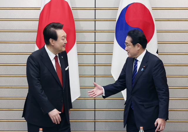 1박2일 일정으로 일본을 방문한 윤석열 대통령이 16일 오후 일본 도쿄 총리 관저에서 기시다 후미오 일본 총리와 한일 확대정상회담에 앞서 악수하고 있다./연합뉴스