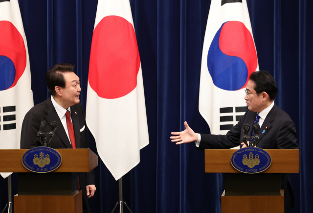 16일 오후 일본 도쿄 총리 관저에서 열린 한일 정상 공동 기자회견에서 기시다 후미오 일본 총리가 회견을 마친 뒤 윤석열 대통령에게 악수를 청하고 있다. 연합뉴스