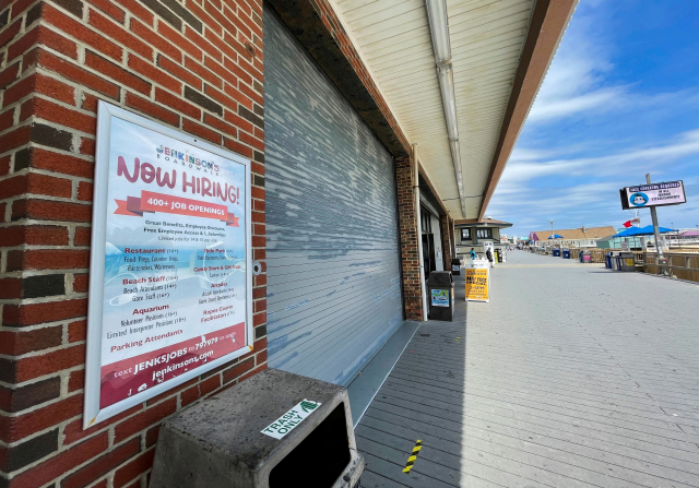미국 뉴저지의 한 해변가 상점에 구인공고가 걸려있다. 로이터연합뉴스