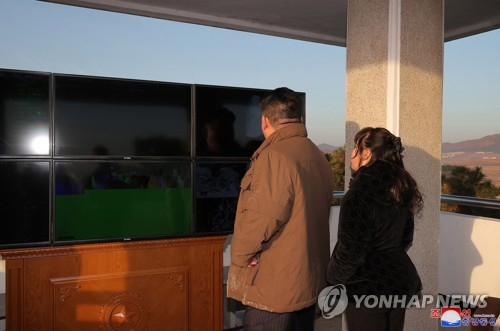 김정은 북한 국무위원장이 전날 대륙간탄도미사일(ICBM) '화성-17형' 발사훈련을 현지지도했다고 조선중앙통신이 17일 밝혔다. 중앙통신은 