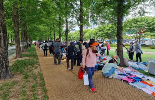 18일 오전 10시부터 오후 4시까지 송상현광장 내 선큰광장 일원에서 시민 나눔장터가 열린다. 사진은 지난해 열린 행사 모습./사진제공=부산시