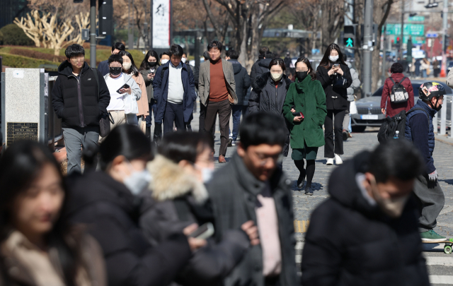 시민들이 지난달 27일 서울 청계천 인근에서 산책을 하고 있다. 연합뉴스