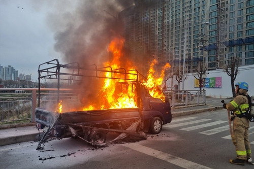 17일 광주 서구 양동시장 주변 교차로 가장자리에 세워진 1톤 화물차가 불에 타고 있다.연합뉴스