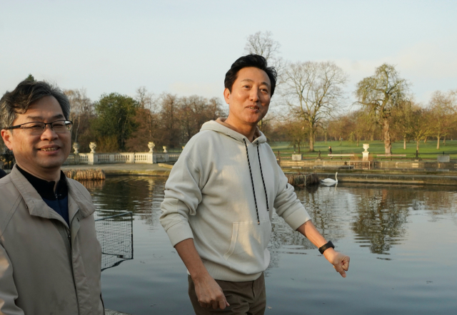 오세훈 (오른쪽) 서울시장이 15일(현지시간) 런던 하이드파크 일대를 둘러보고 있다. 사진제공=서울시