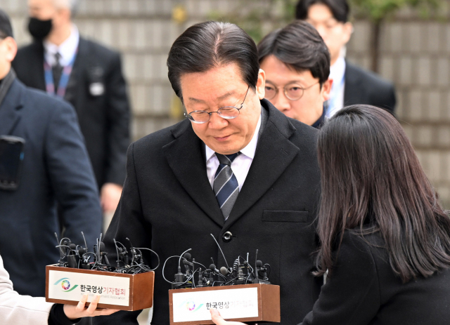 지난 대선 과정에서 허위 발언을 한 혐의로 기소된 이재명 더불어민주당 대표가 17일 오전 서울 서초구 중앙지법에서 열린 공직선거법 위반 사건 2회 공판에 출석하고 있다. 권욱 기자 2023.03.17