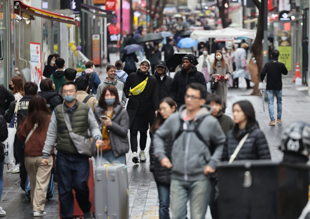 지난 12일 외국인 관광객 등이 명동 거리를 거닐고 있다. 연합뉴스