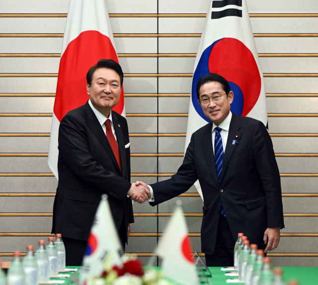 1박2일 일정으로 일본을 방문한 윤석열 대통령과 기시다 후미오 일본 총리가 16일 오후 일본 도쿄 총리 관저에서 열린 한일 확대정상회담에 앞서 기념촬영을 하며 악수하고 있다. 연합뉴스