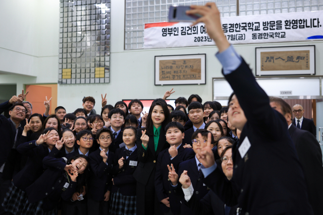 김건희 여사가 17일 일본 도쿄 동경한국학교를 방문해 학생들과 사진촬영을 하고 있다. 연합뉴스