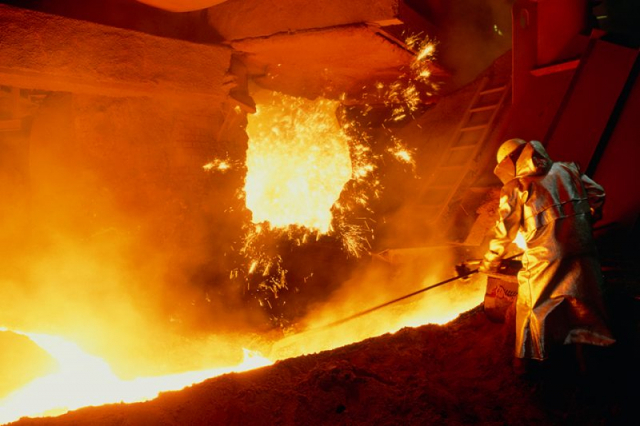 포스코 포항제철소 근로자들이 용광로 작업을 하고 있다. 사진 제공=포스코