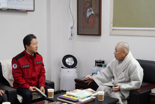 남성현(왼쪽) 산림청장이 경기도 남양주시 봉선사를 찾아 주지 초격(오른쪽) 스님과 면담하고 있다. 사진제공=산림청