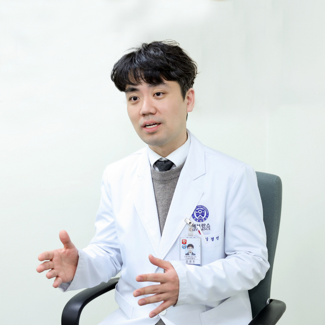김경민 세브란스병원 신경과 교수가 두통 치료의 중요성에 대해 설명하고 있다. 사진 제공=세브란스병원