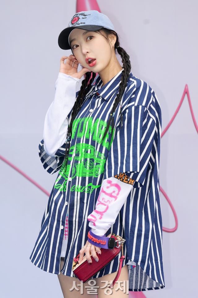 그룹 EXID 출신 가수 혜린이 17일 오후 서울 중구 동대문 DDP에서 열린 ‘2023 FW 서울패션위크’ 홀리넘버세븐(HOLYNUMBER7)쇼 포토월에서 포즈를 취하고 있다. / 사진=김규빈 기자