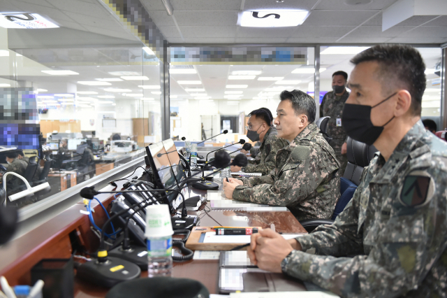 김승겸 합참의장이 17일 수도군단을 방문하여 지휘관 및 참모들과 함께 결전태세 확립 전술토의를 주관하고 있다./사진제공=합참