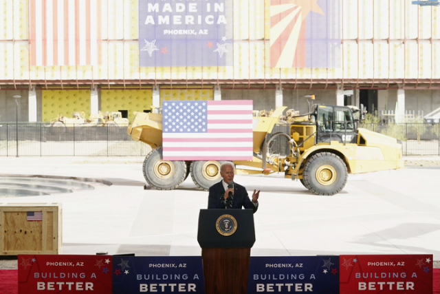 조 바이든 미국 대통령이 지난해 12월 애리조나주 피닉스의 TSMC 공장에서 열린 장비반입식에 참석해 미국과 대만 TSMC 간 공급망 동맹을 강화하겠다고 밝히고 있습니다. AP연합뉴스