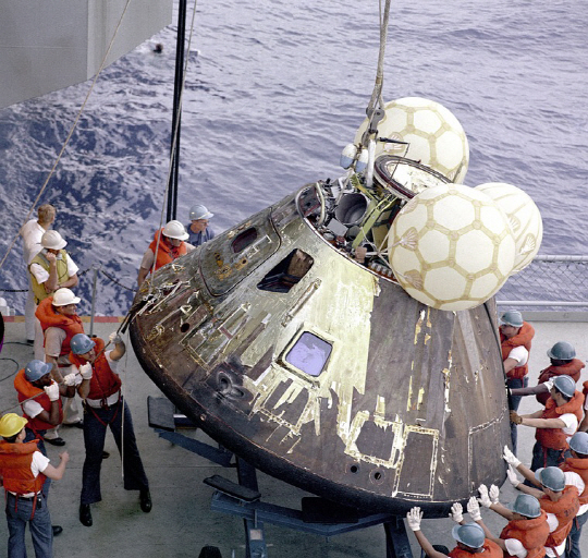 1970년 4월 17일 태평양으로 귀환한 아폴로 13호 사령선. 사진 제공=나사